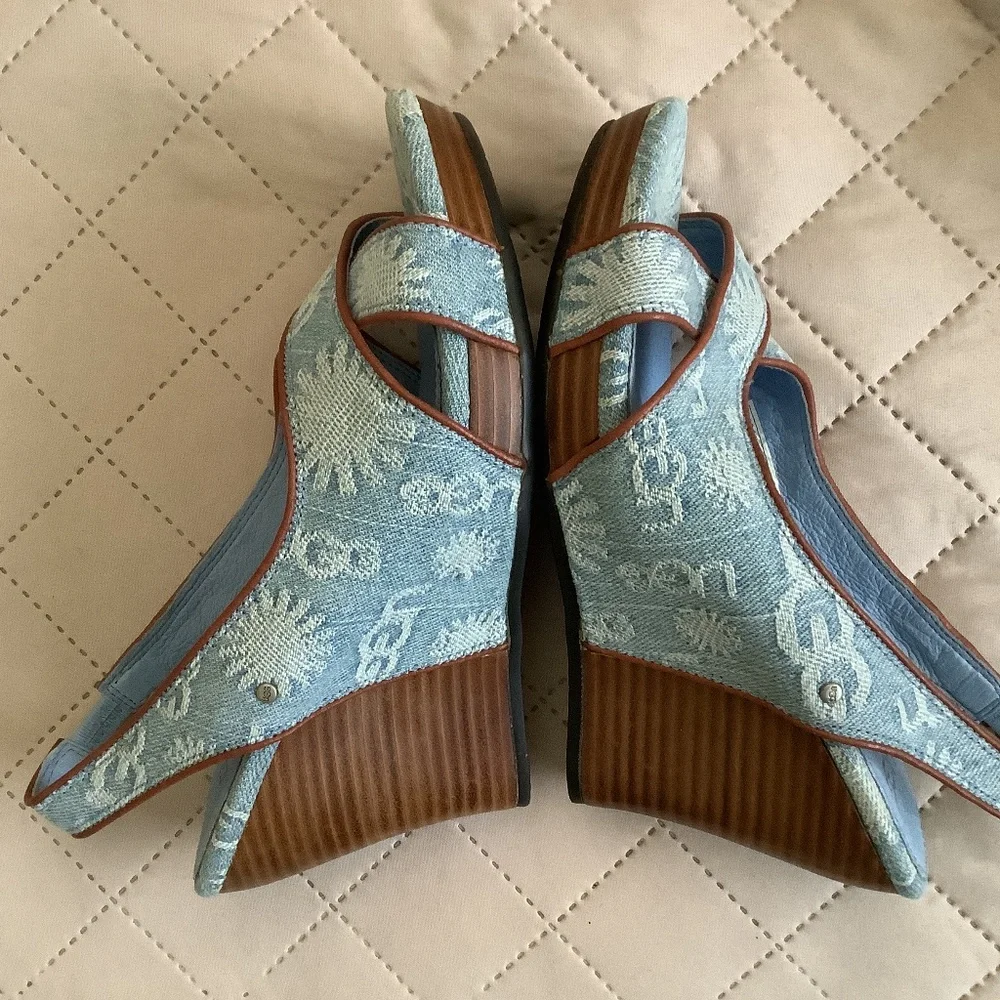 FINAL SALE! New UGG Hazel Blue Denim Logo Wedge Sandals mismatch size 5 & 5.5 - Picture 14 of 15